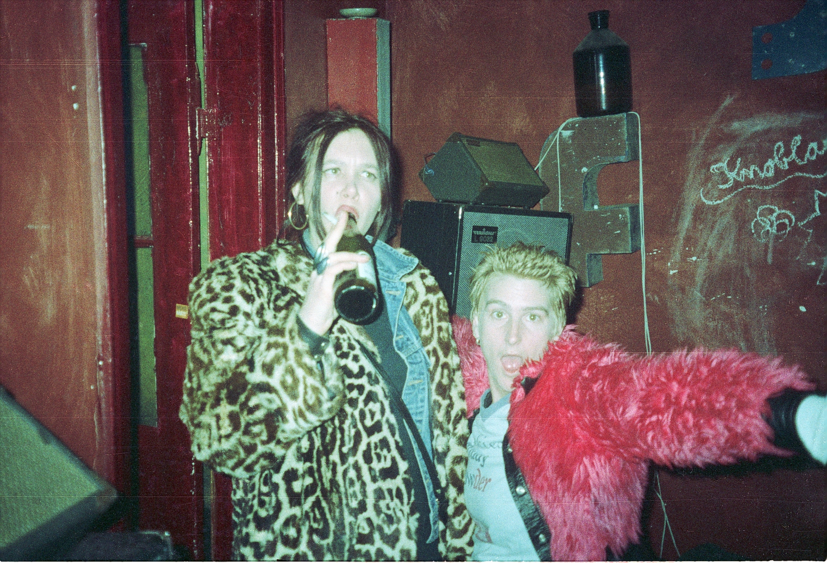ANFANG BEGINNING_photo by Christian Stemmler_Ava and Kim in Café Sludge in Heini, Heinersdorfer Str. 11, December 1994